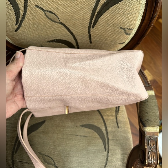 Soft pink shoulder purse with goldtone accents - Picture 10 of 11